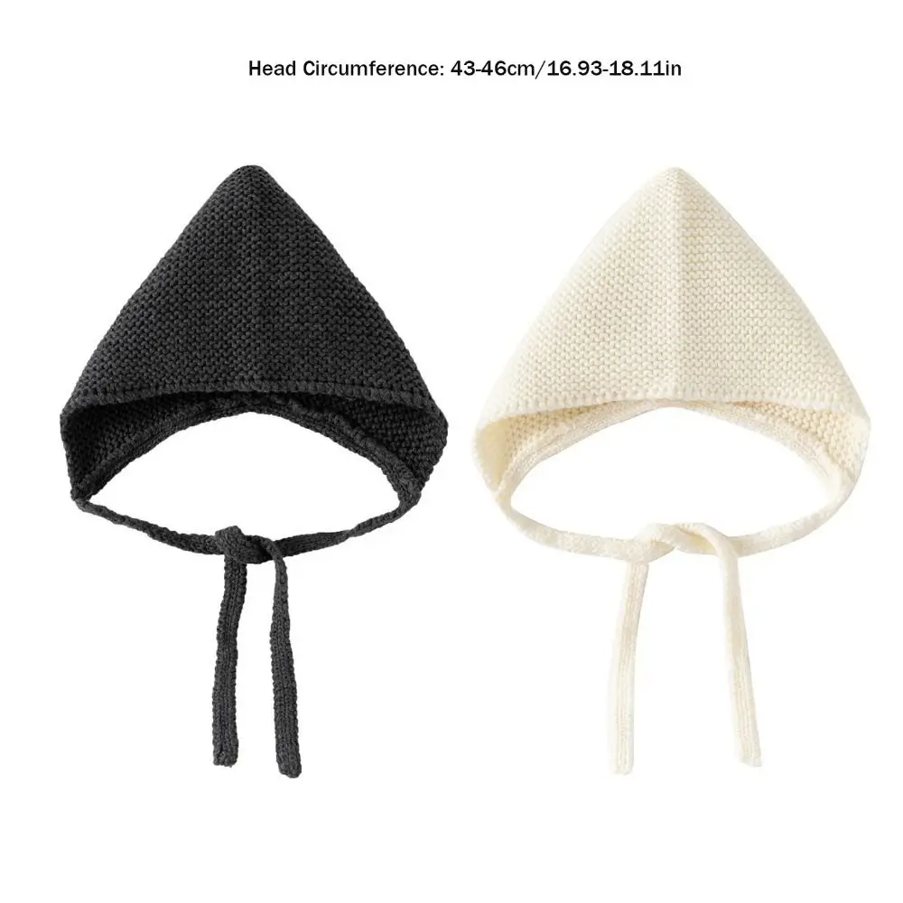 Gorro de punto de lana en color beige con protección de orejas