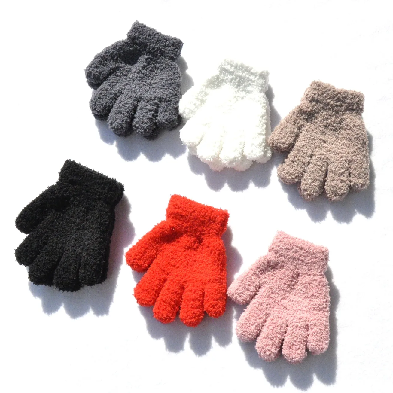 Variación de colores de los guantes de invierno para niños