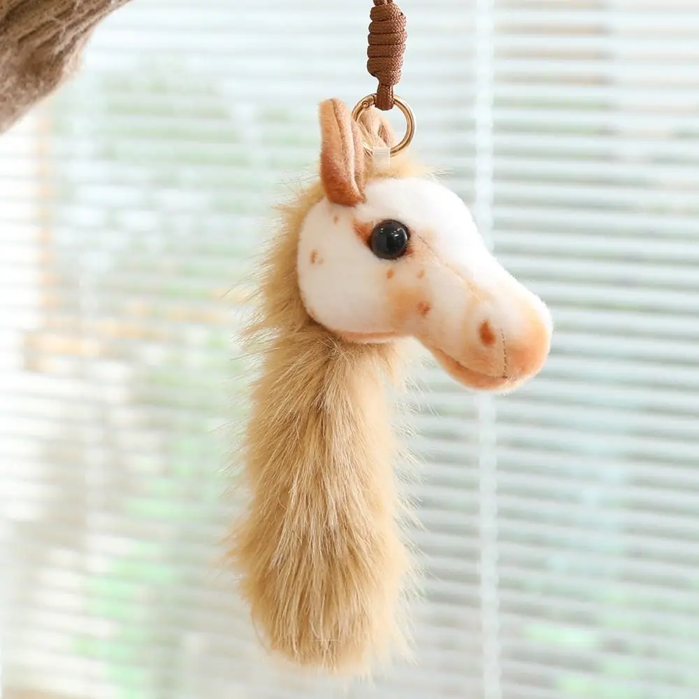 Detalle del pony de peluche