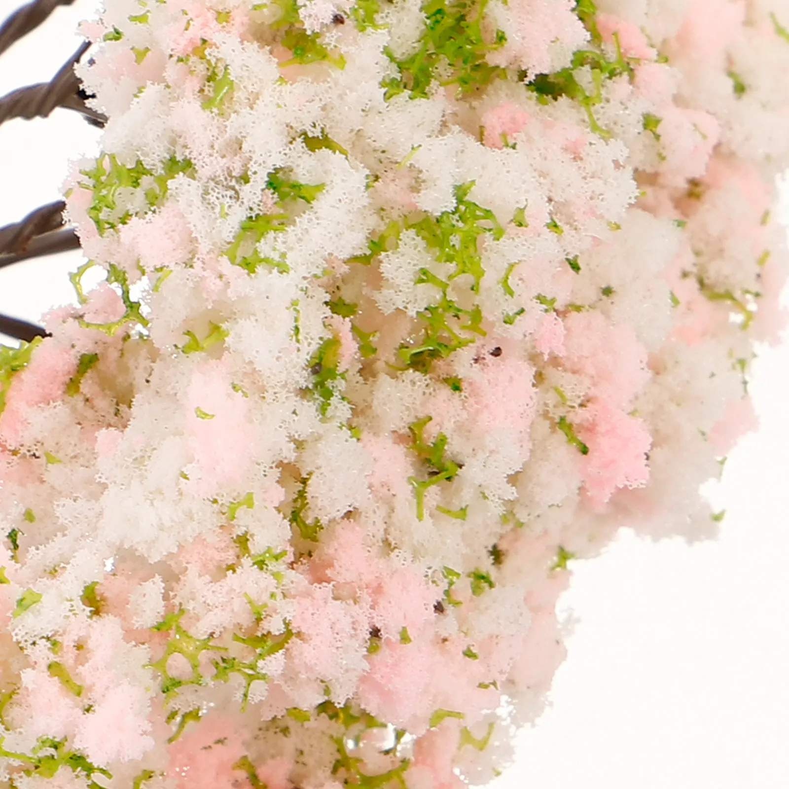 Composición de micropaisaje con árboles artificiales