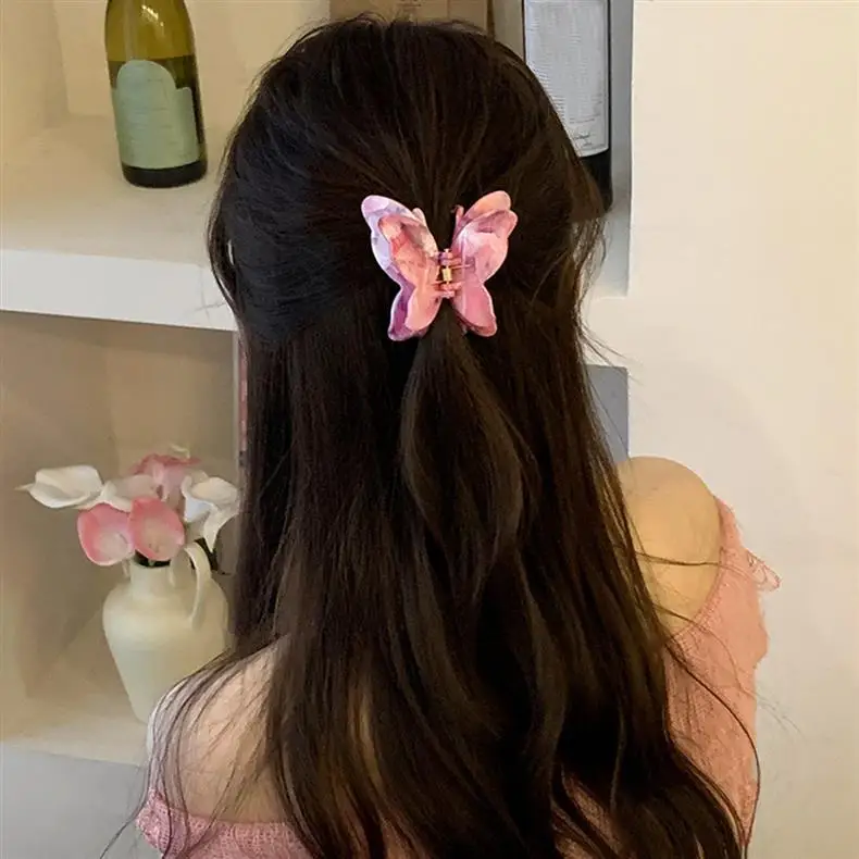 Diseño detallado de mariposa en pinza de acetato