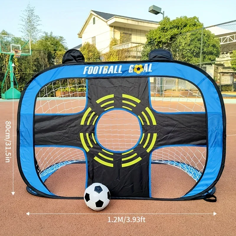Niño entrenando con la portería en el patio