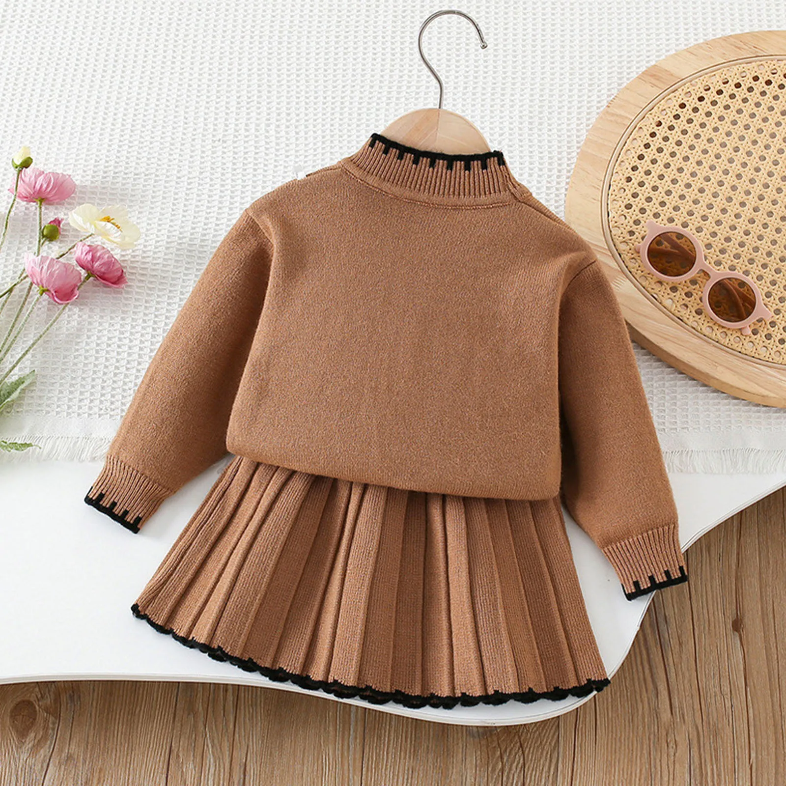 Conjunto de jersey con falda plisada y pedrería para niña - imagen 3
