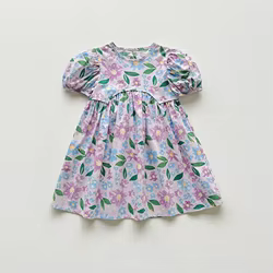 Vestido floral plisado de manga corta para niña