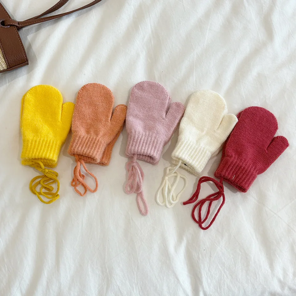 Niños usando guantes en actividad invernal