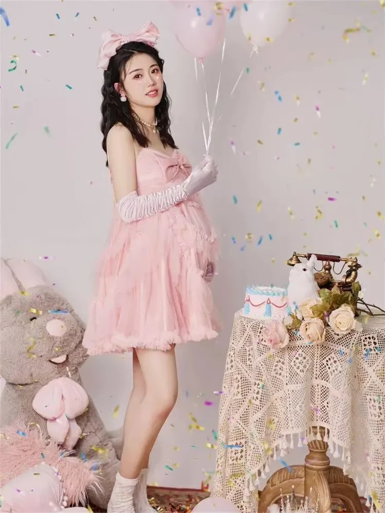 Vestido premamá rosa para sesión de fotos con guantes - imagen 3