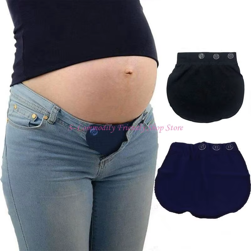 Mujer gestante usando el extensor de cintura con pantalón vaquero