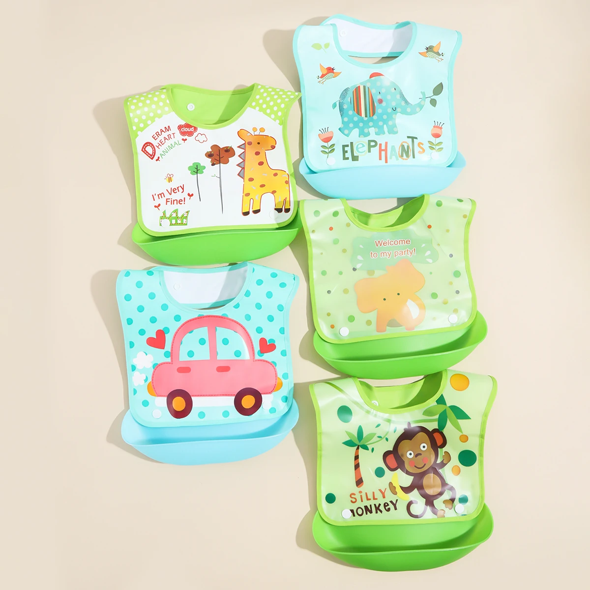 Babero impermeable en silicona suave con bolsillo para comida bebé