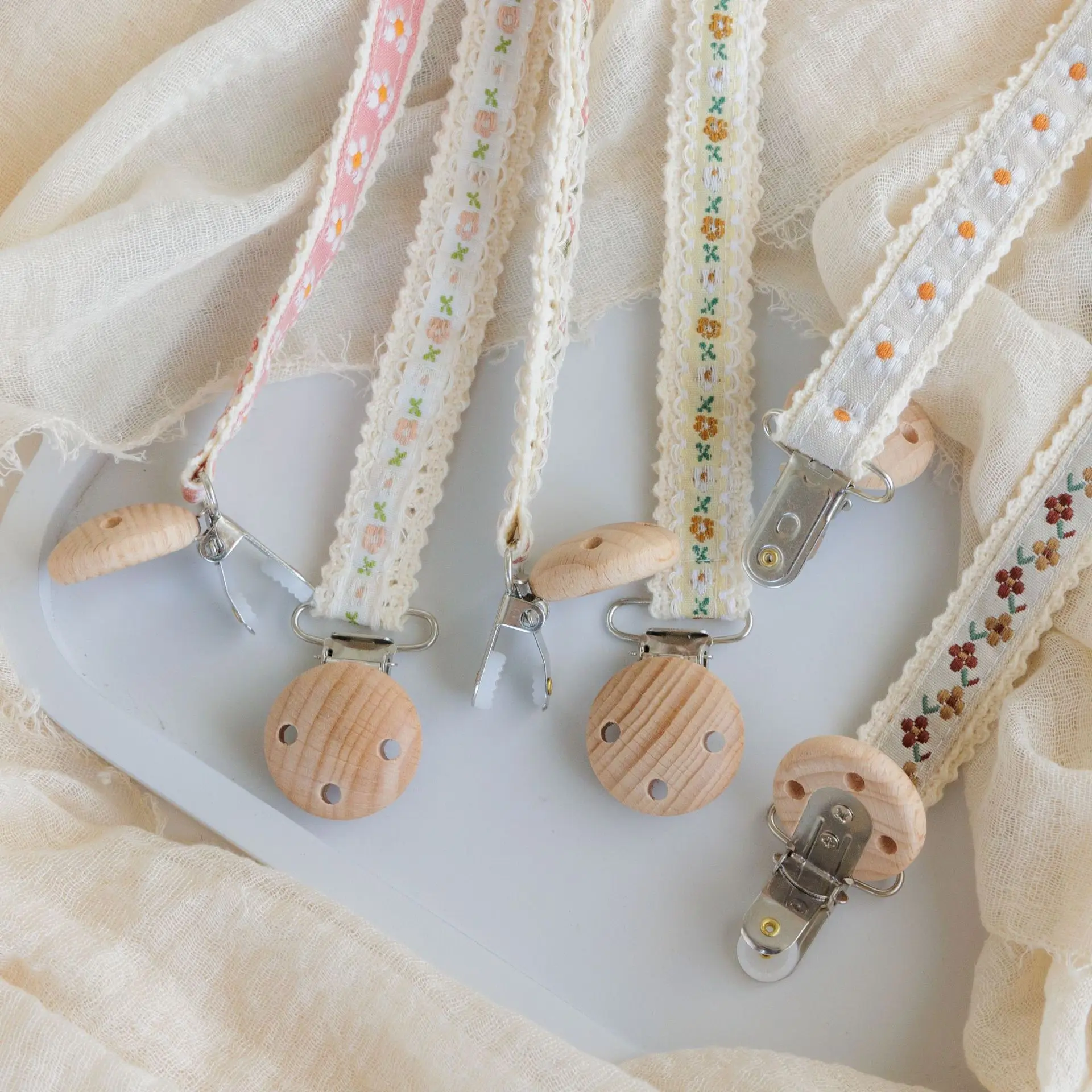 Clips para chupete con bordado floral y cadena para recién nacido - imagen 3