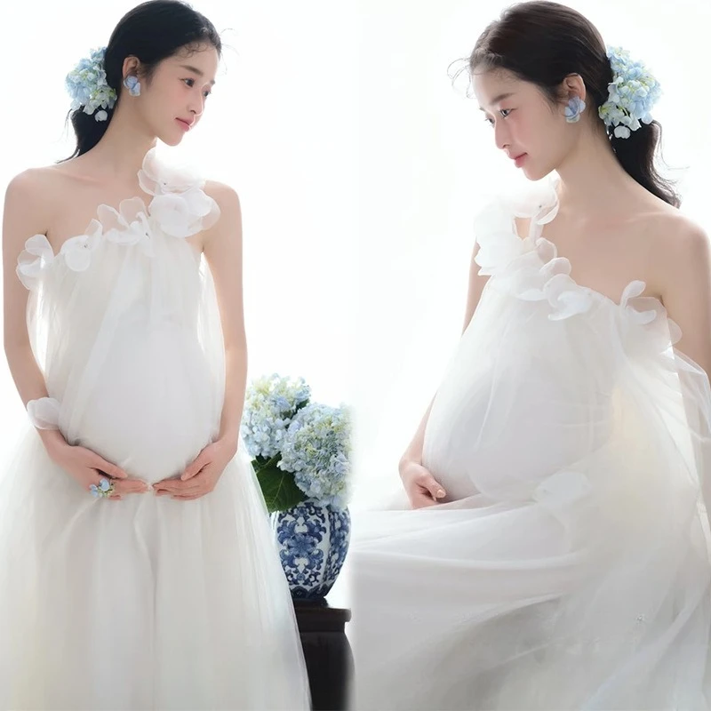 Vestido de maternidad blanco de un solo hombro con volantes