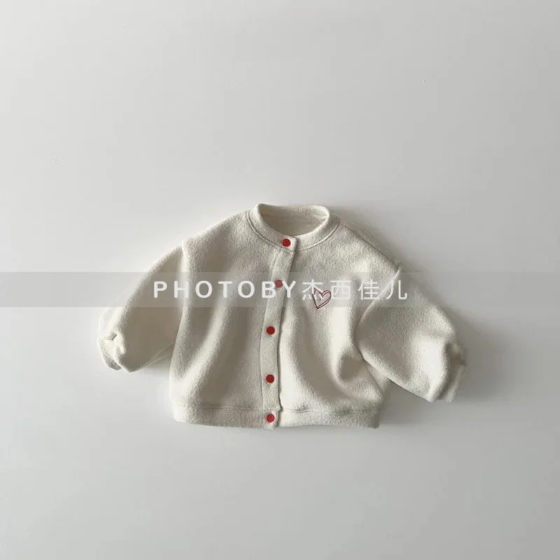 Detalle del diseño y forro del abrigo infantil