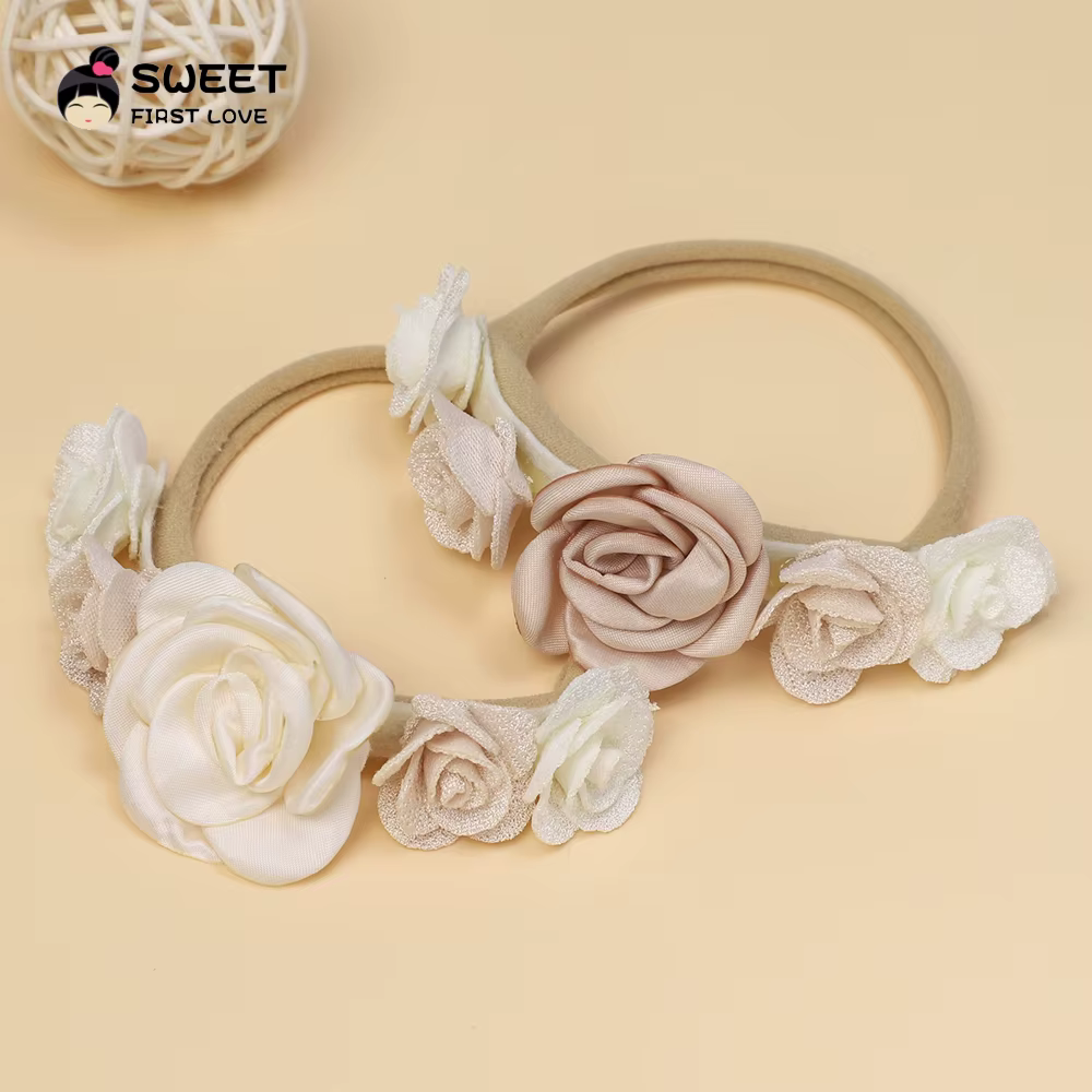Diadema blanca con perlas