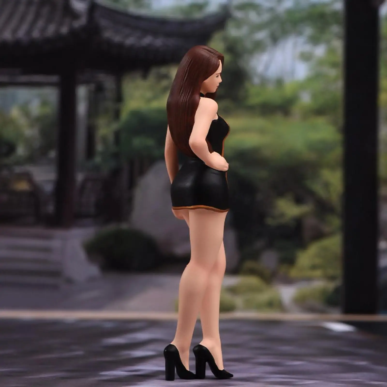 Figura de niña en miniatura con cheongsam y pelo largo