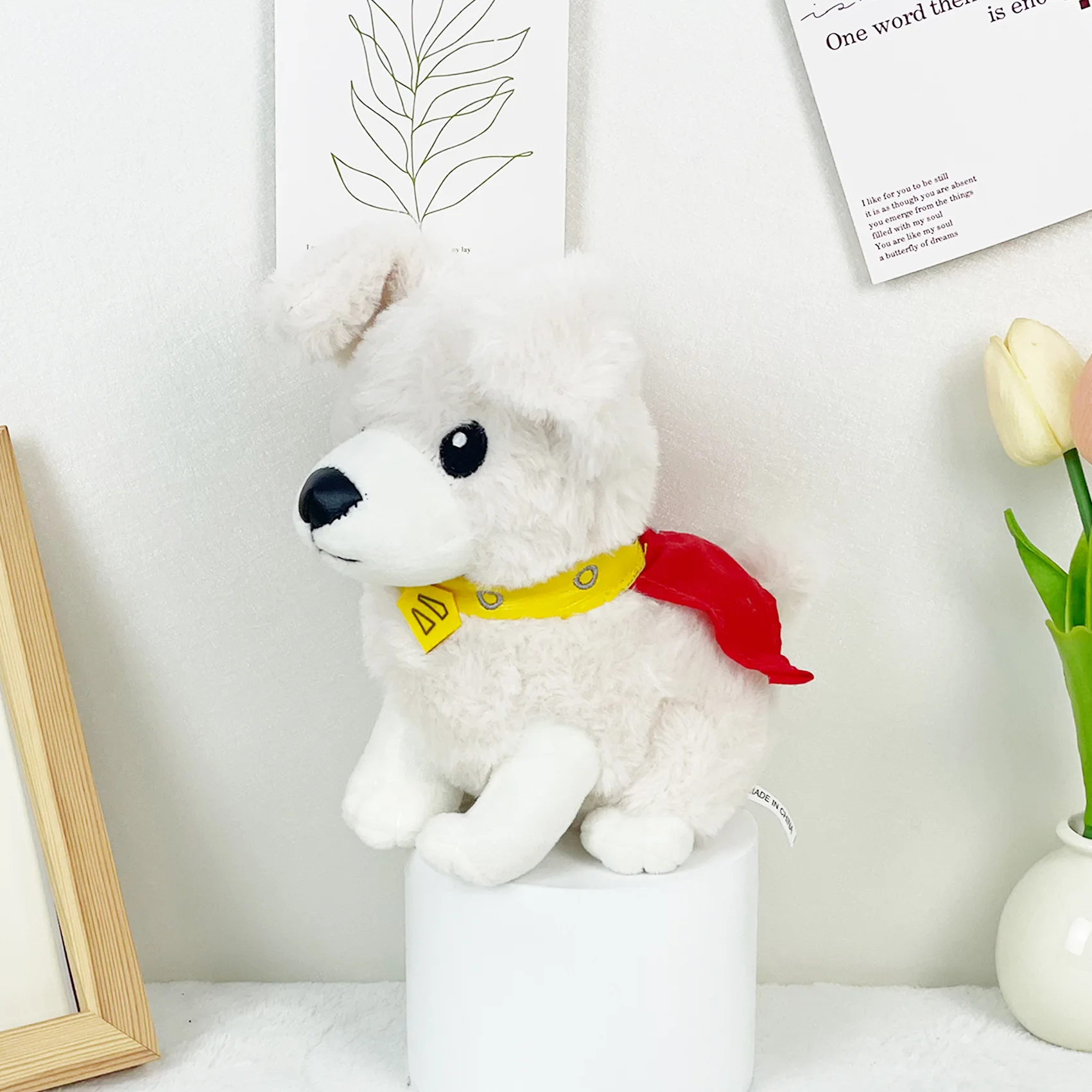 Peluche de perro Superman Underdog mostrando el detalle del logo en el pecho