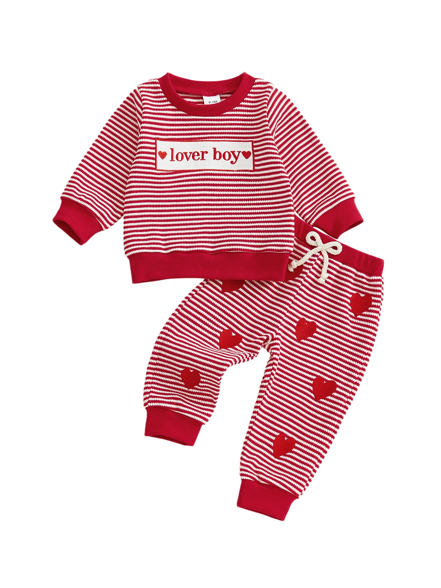 Conjunto rojo con camiseta de cuello redondo y pantalón con corazón