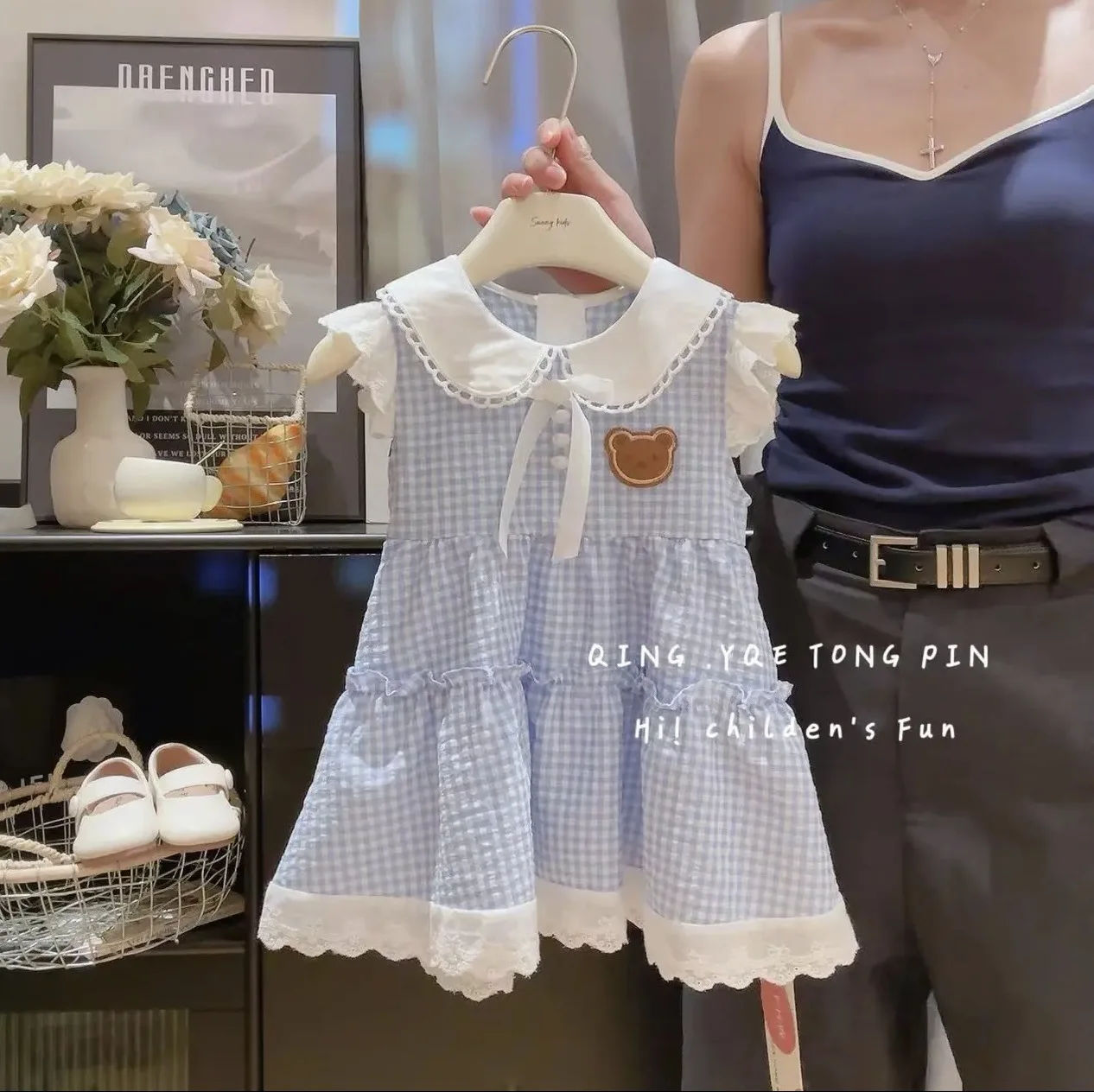 Vestido de verano con cuadros y bordado de oso