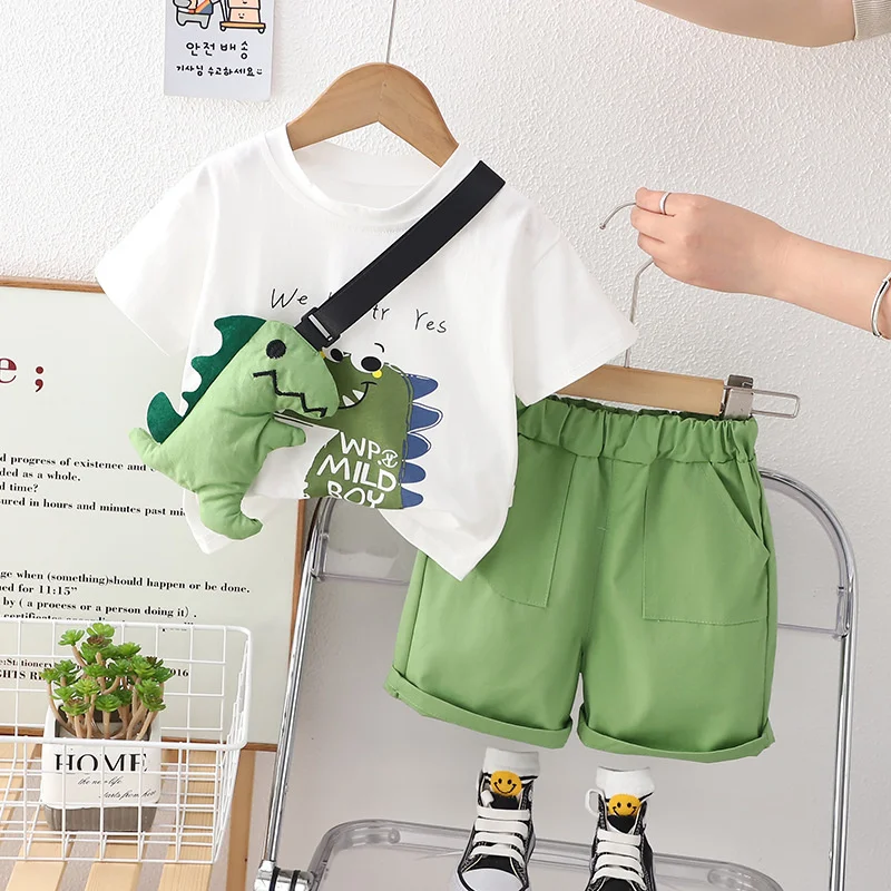 Conjunto infantil completo visto de frente