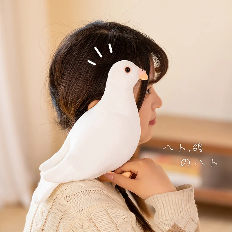 Detalle del diseño realista del pájaro de peluche