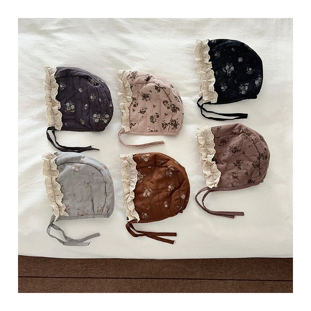 Sombrero infantil de invierno con encaje floral y protección de oídos