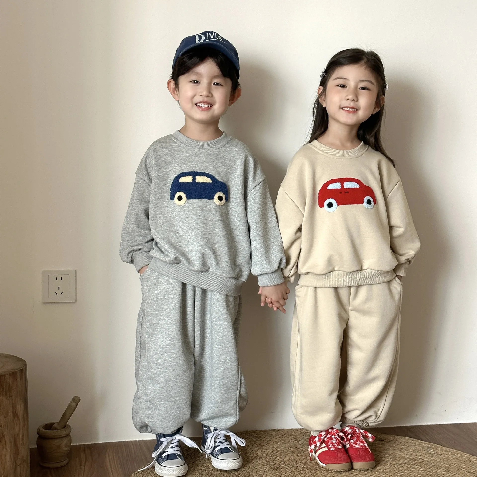 Conjunto deportivo infantil de otoño: suéter y pantalón - imagen 3