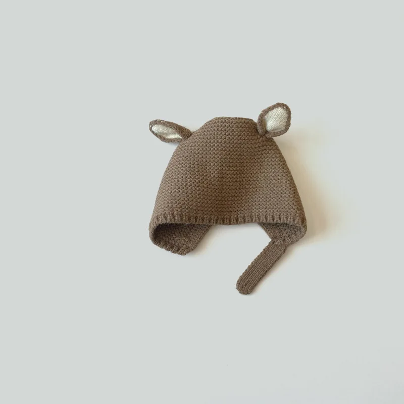 Bebé con gorro de punto otoñal