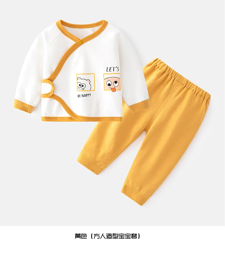 Detalle del top de algodón suave con dibujo infantil