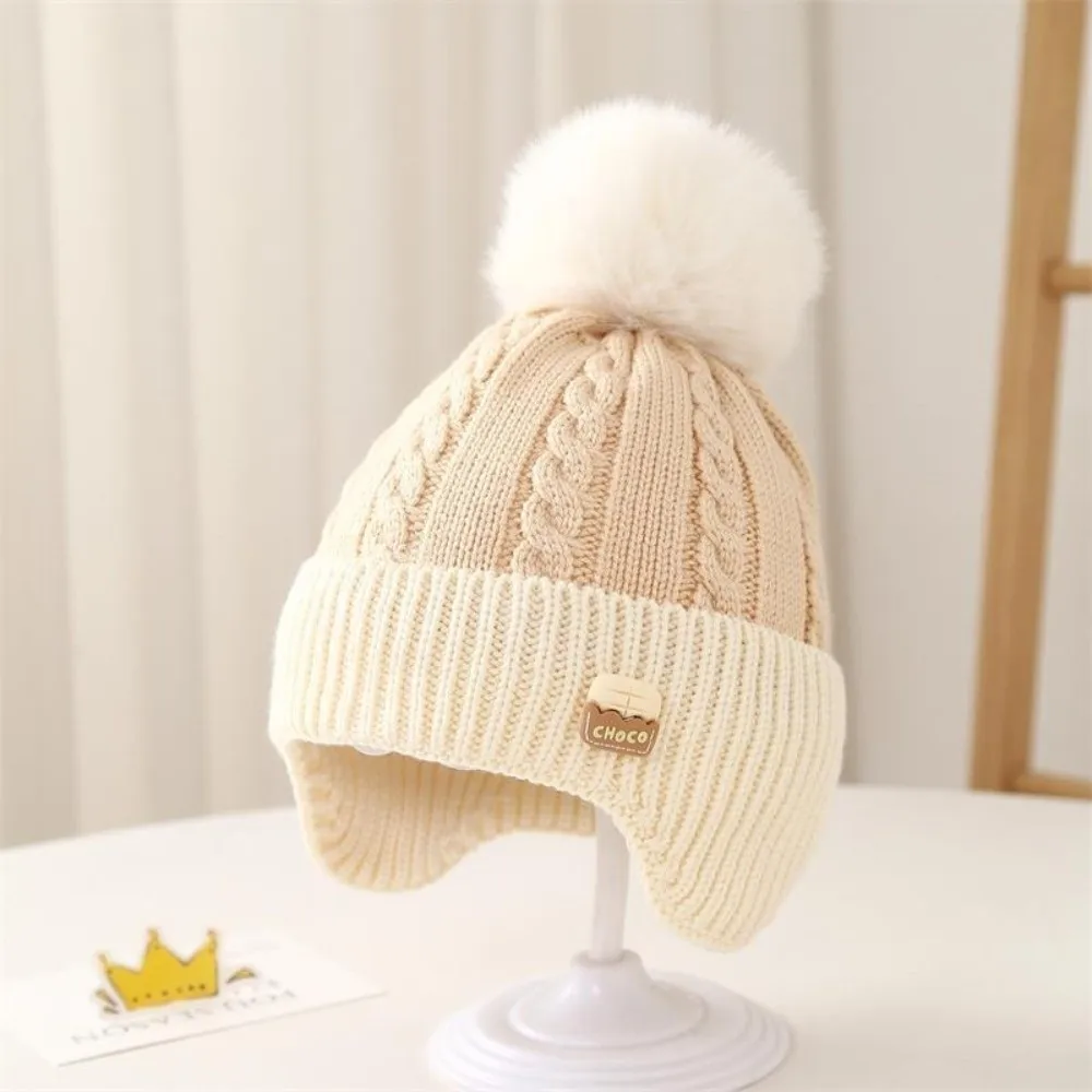 Gorro de punto cálido con pompón y protección para oídos