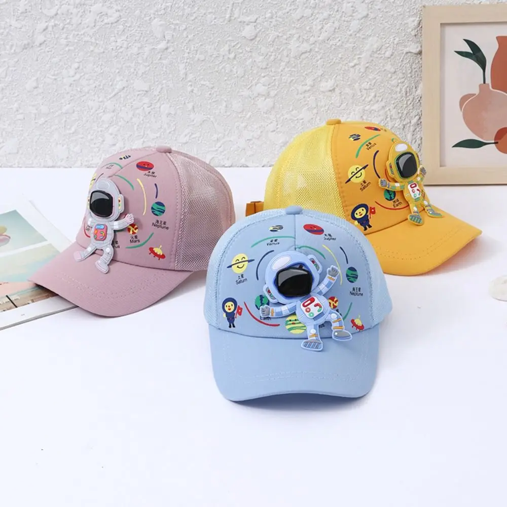 Diseño infantil de astronauta para el sol
