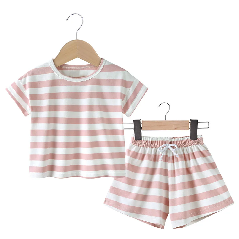 Conjunto veraniego para bebé: tops de algodón a rayas y pantalones cortos - imagen 5