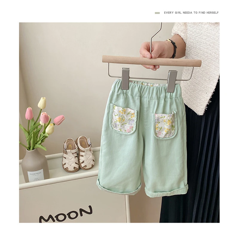 Dos niños llevando los pantalones en diferentes colores, vista frontal