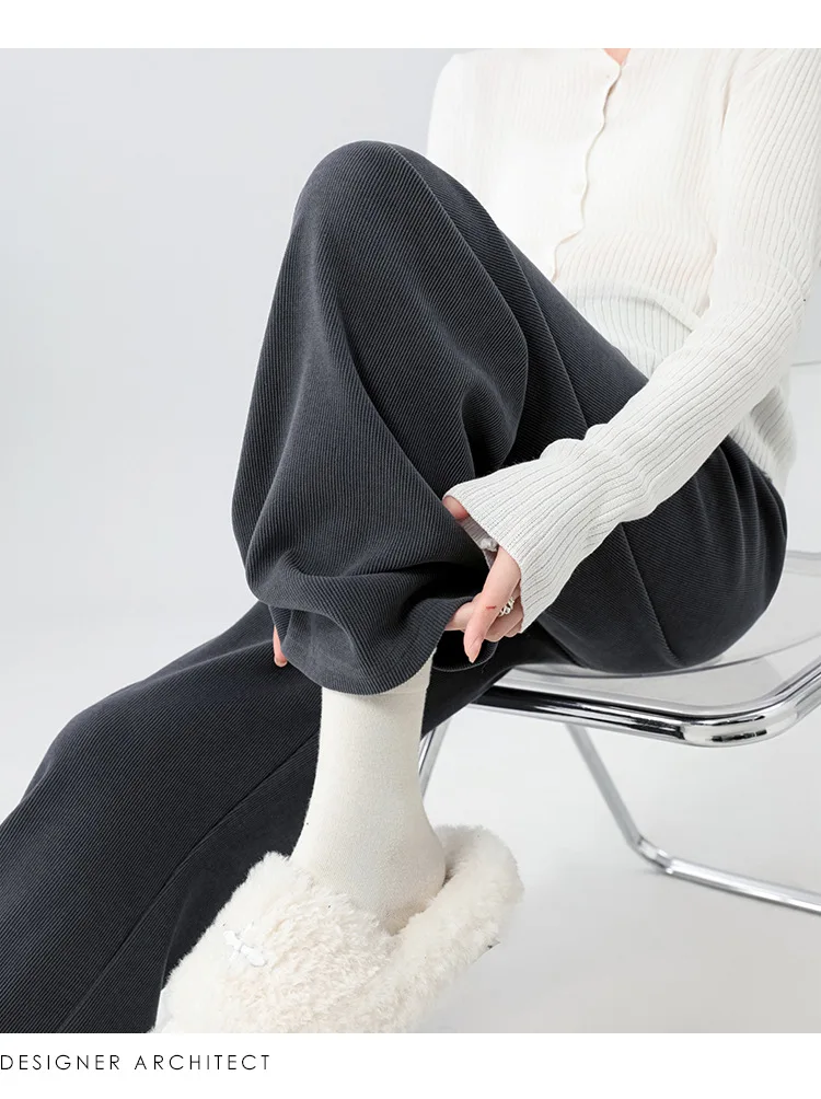 Pantalones extendidos mostrando la caída del tejido
