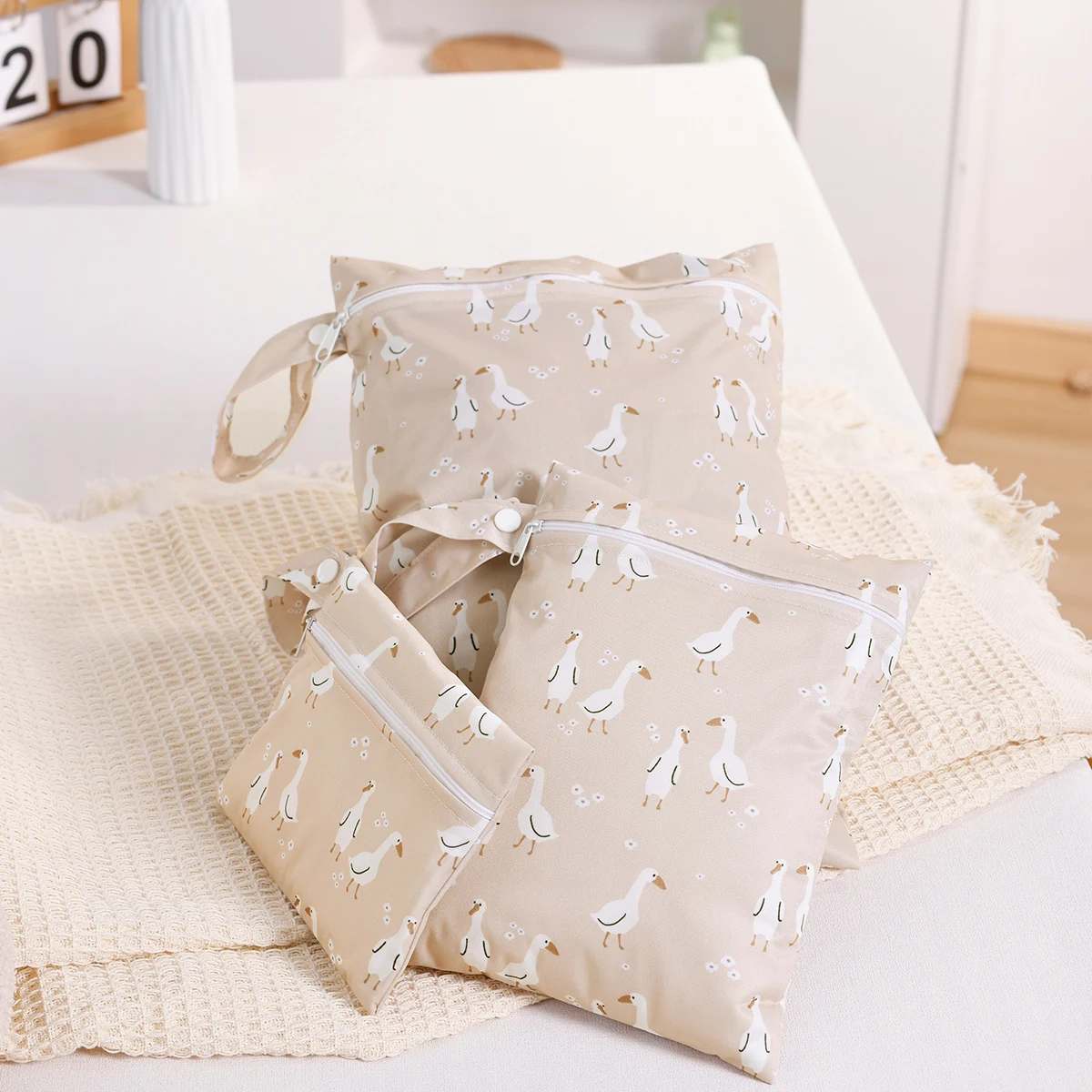 Bolsa impermeable para pañales de tela reciclada - imagen 4