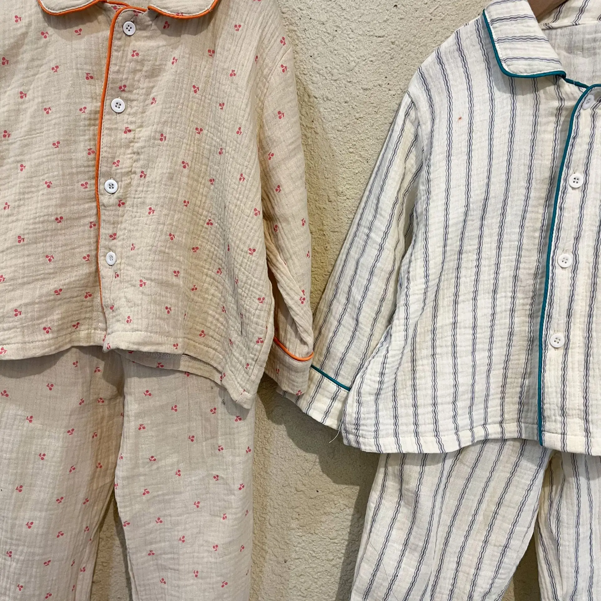 Pantalón del conjunto infantil cereza a rayas
