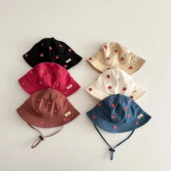 Sombrero de sol para niños con fresas bordadas y ala ancha