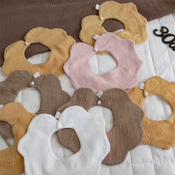 Babero bandana de gasa absorbente con diseño giratorio