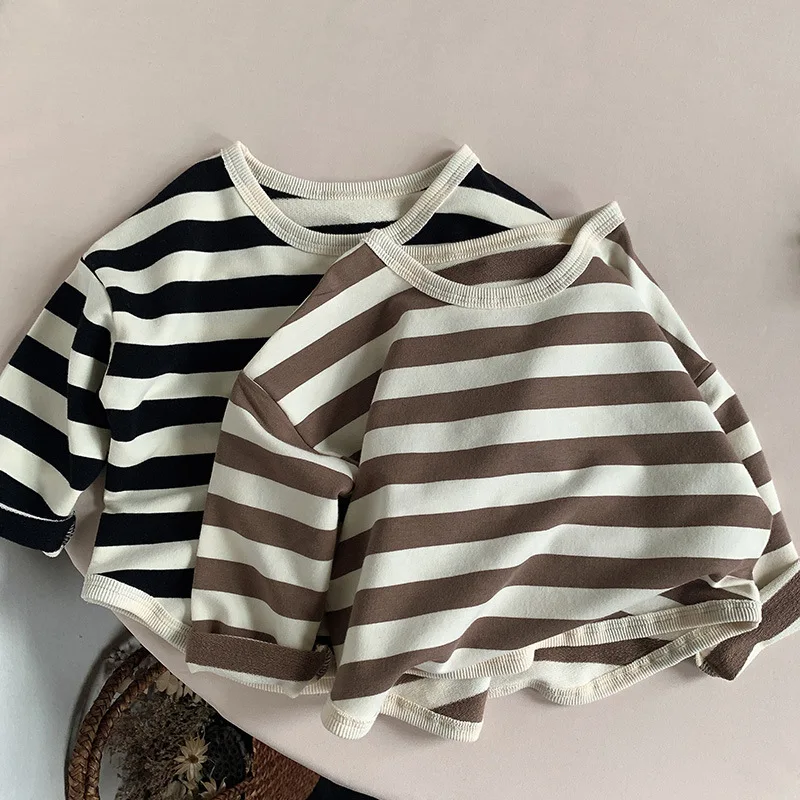 Camiseta rayada para niño en parque