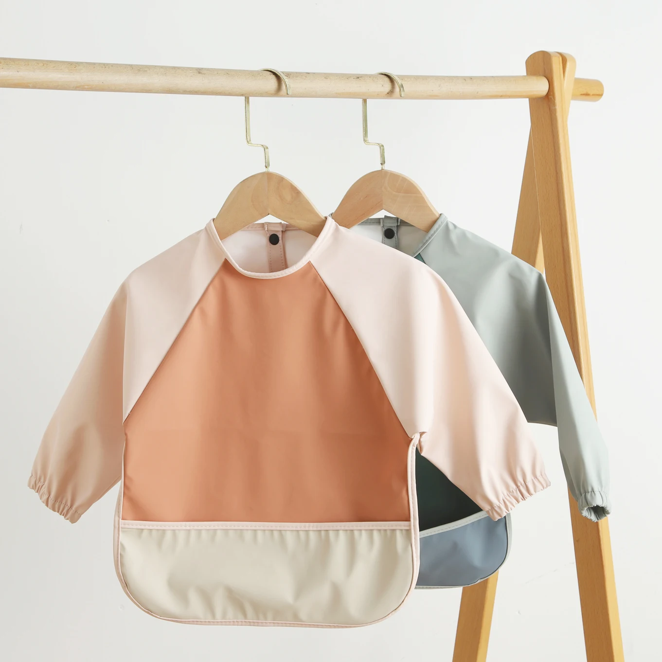Babero manga larga impermeable de PU fácil limpieza para niños