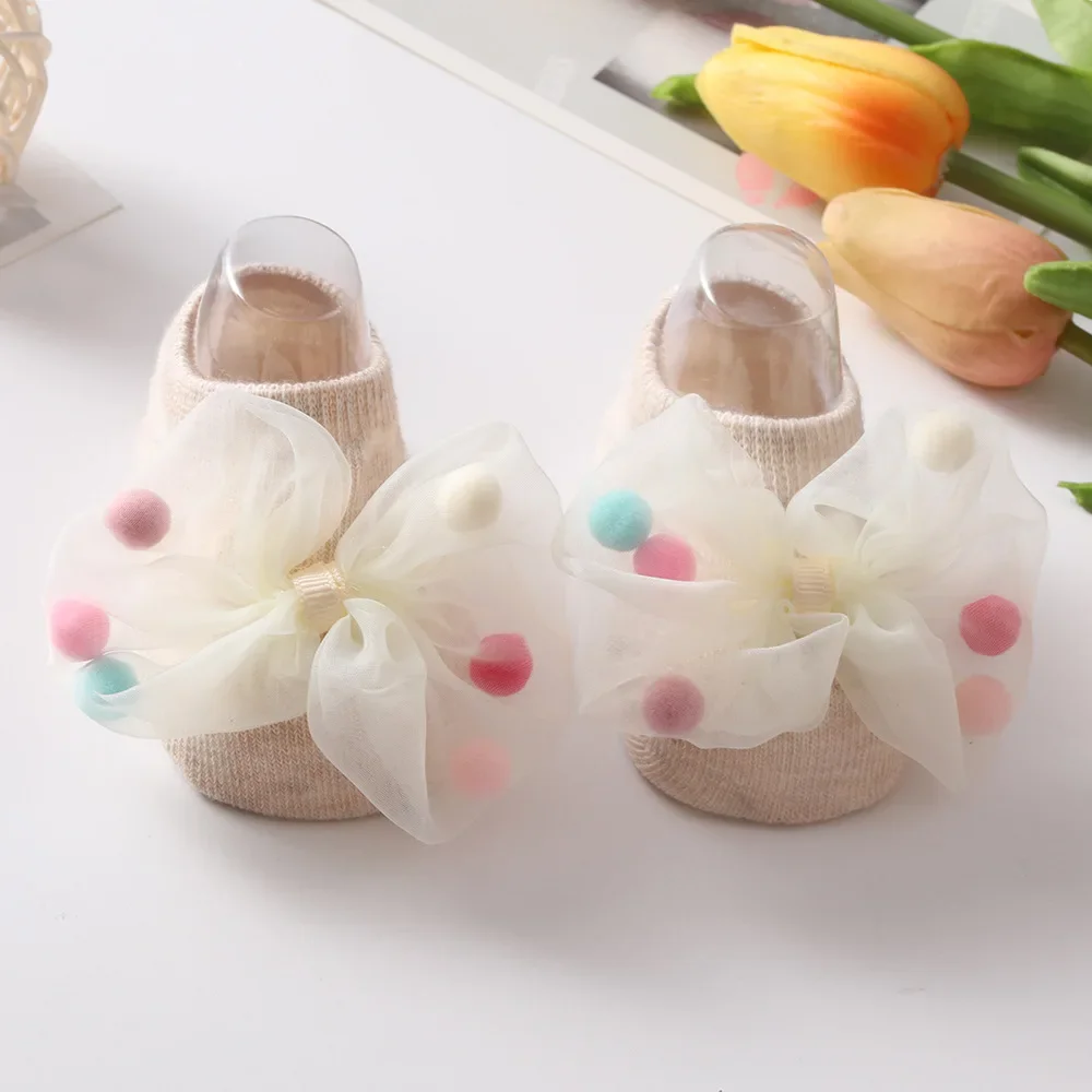 Calcetines bebé antideslizantes princesa con pompones y lazo