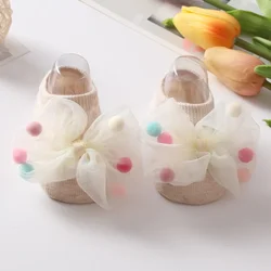 Calcetines bebé antideslizantes princesa con pompones y lazo