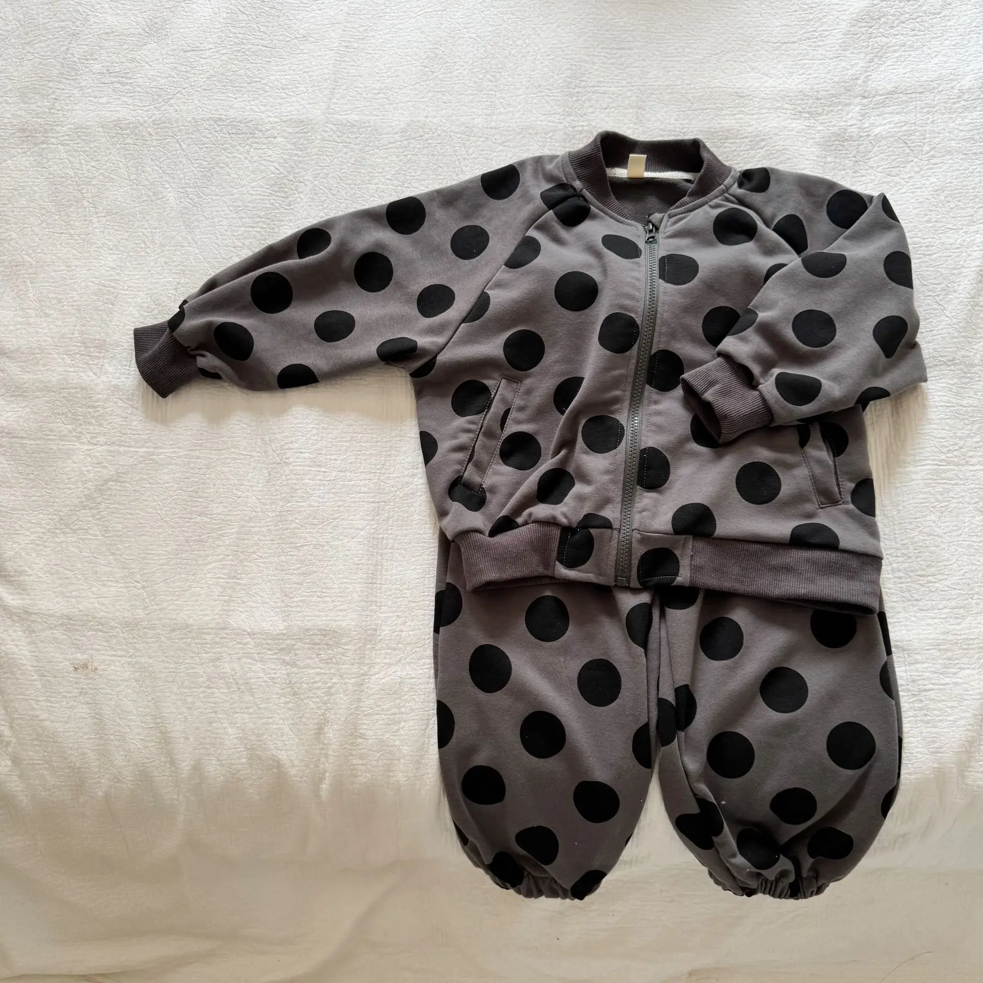 Vista frontal de la camisa con detalle del cuello