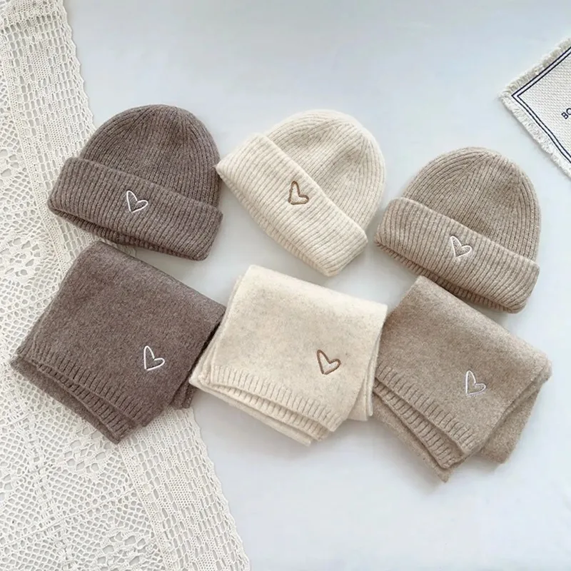 Gorro tejido con bufanda y corazón bordado cálida para bebé - imagen 2