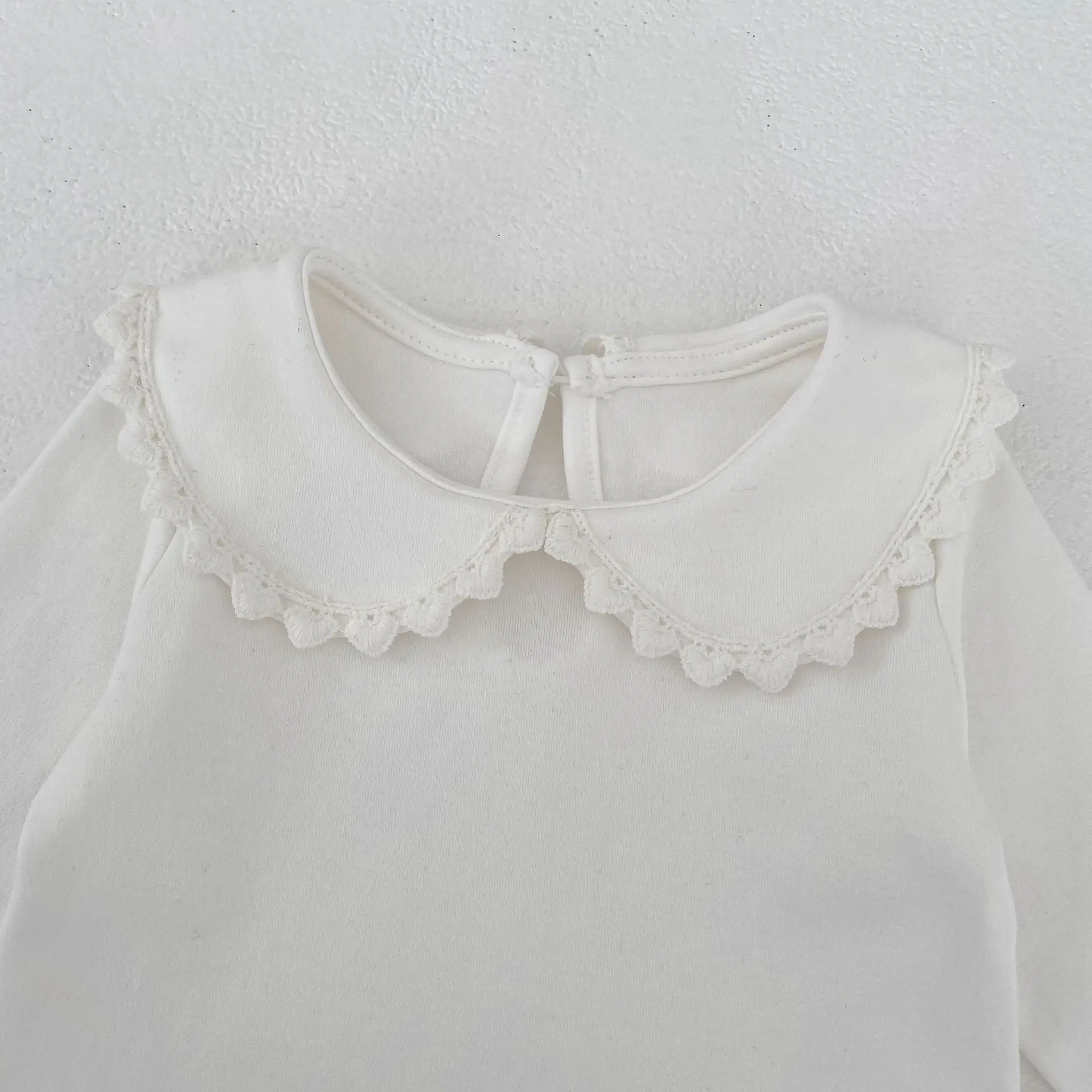 Blusa de niña blanca con cuello Peter Pan y manga larga - imagen 2