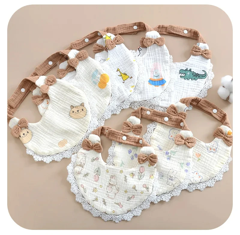 Detalle del babero infantil y el acabado de lazo