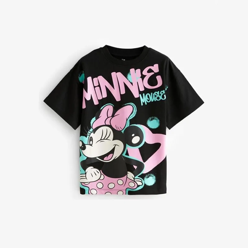 Vista de la camiseta infantil con diseño cartoon estilo básico