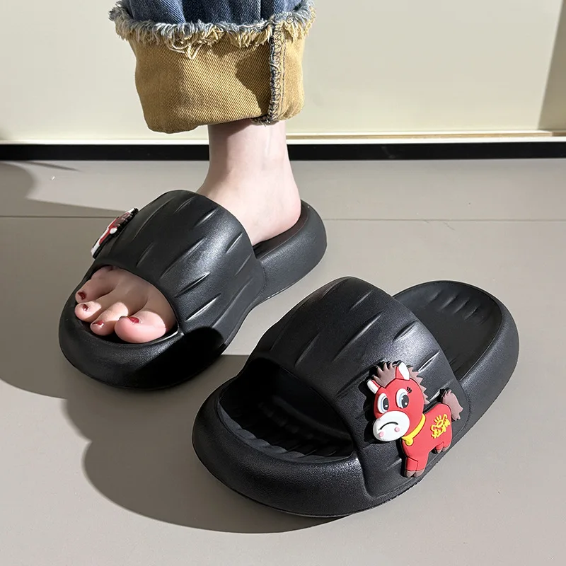 Pantuflas infantiles rojas antideslizantes con diseño de poni - imagen 4