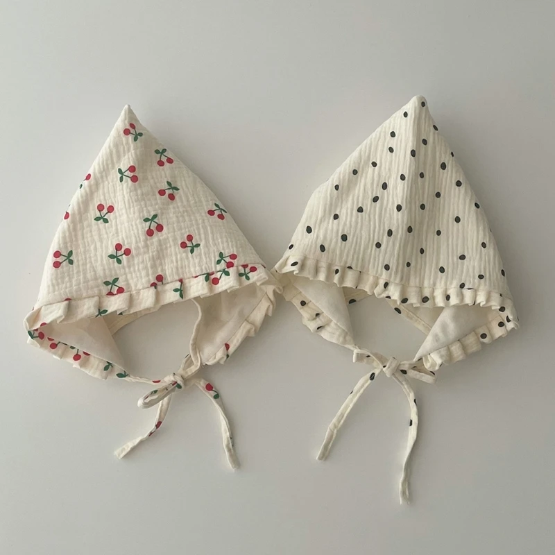 Gorro ajustable sobre cabeza de niña pequeña