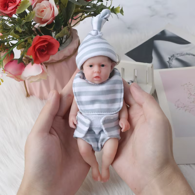 Muñeca bebé recién nacido Reborn de aspecto real con vestido delicado - imagen 4