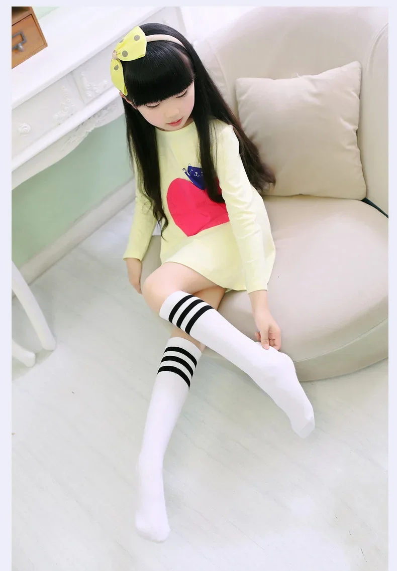 Calcetines combinados con uniforme escolar infantil