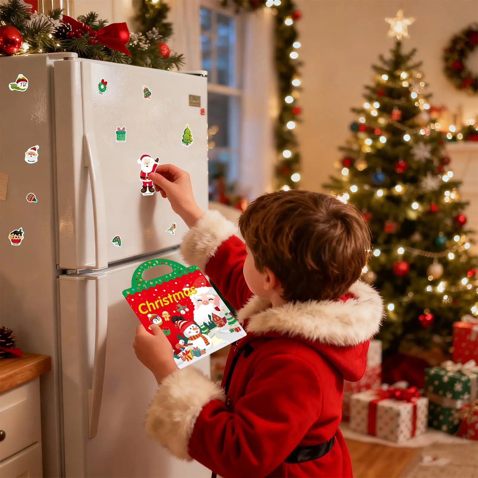 Pegatinas navideñas infantiles en un cuaderno de actividades