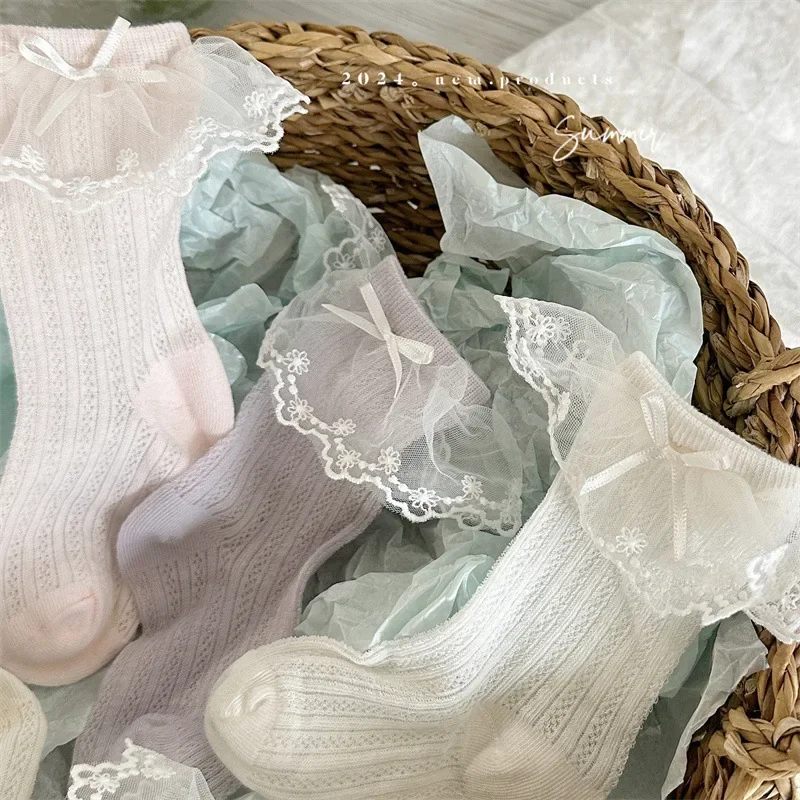 Calcetines altos de algodón fino con lazo y volantes para bebé